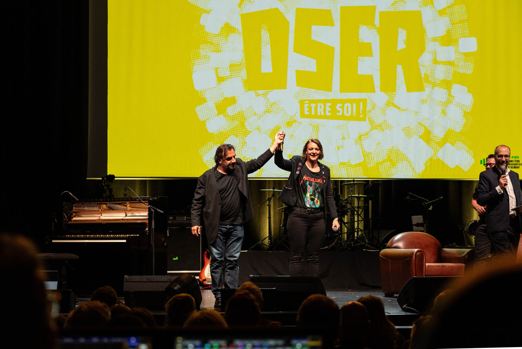 La salle du Forum de Vauréal debout devant l'écran géant « Oser être soi »