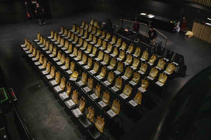 Les rangées de fauteuils du Forum, en plongée