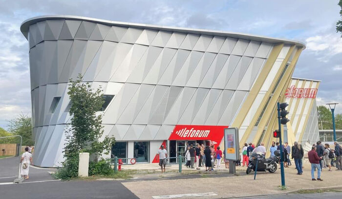 La façade du Forum de Vauréal un soir d'ouverture
