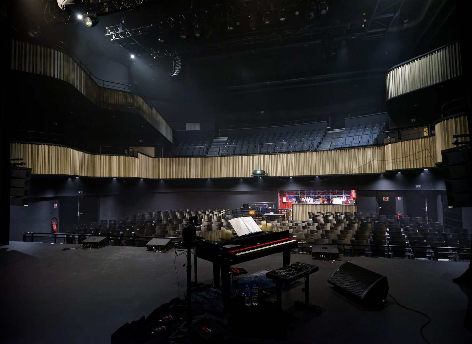 La grande salle du Forum vue depuis la scène, avant l'arrivée du public