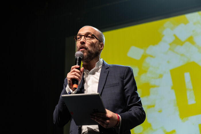 Nicolas Rossignol au micro, tablette à la main