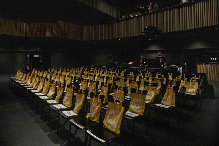 La salle installée pour la plénière, quelques heures avant l'ouverture